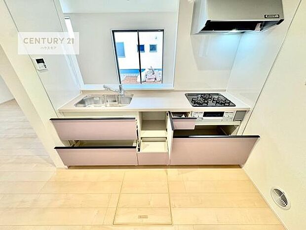 収納力の高いシステムキッチンで、調理器具や食器もすっきり片付き、広々とした空間で快適に料理が楽しめます。