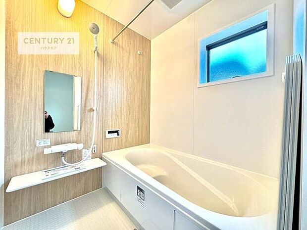 広々バスで一日の疲れをリフレッシュ。足が伸ばせるので、浴槽にもゆったりと浸かれますね!毎日のバスタイムが楽しみになります。