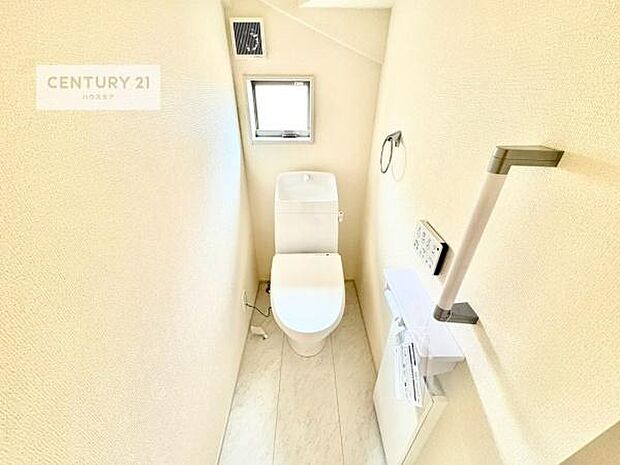 1・2階にトイレがございます!朝の忙しい時間帯も待たずにすみそうですね。白を基調とした清潔感のあるトイレでお手入れがしやすいです!