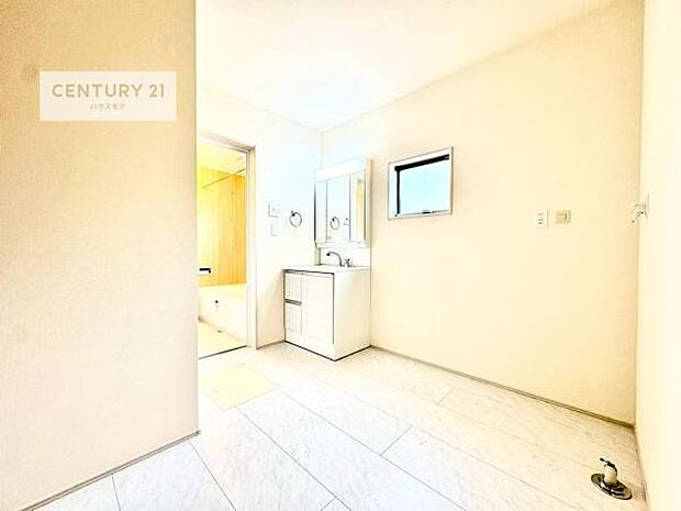 洗面所にはタオルや洗剤、ストック品などを収納できる収納スペースを確保。生活感が出やすい水まわりもすっきりと快適に保てます。