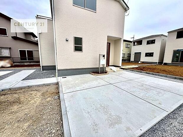 駐車スペースは2台分あります!セカンドカーはもちろん、バイクや自転車なども置き場所に困りません。