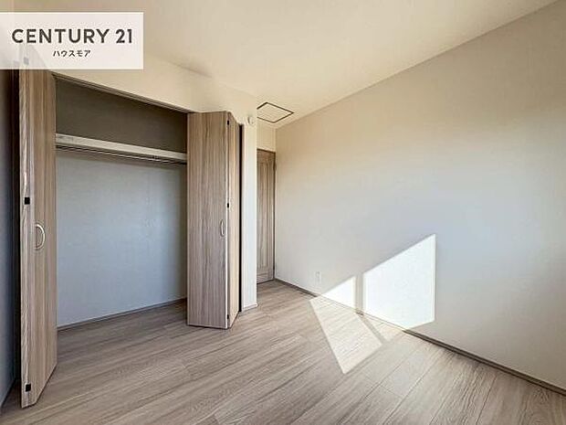 掃き出し窓がないお部屋は、お子様のお部屋としても安心です！収納スペースも充実しているので散らかったお部屋をサッと片付けられます！