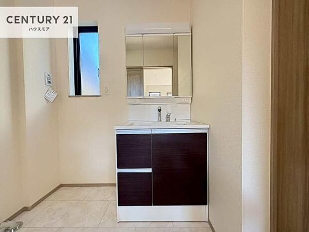 小窓付きの明るい洗面室です！湿気もすぐに入れ替えができて清潔に保つことができます！自然光が差し込むのでお化粧の仕上がりも良くなりますね！