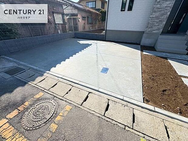 駐車スペースは2台分あります！セカンドカーはもちろん、バイクや自転車なども置き場所に困りません。