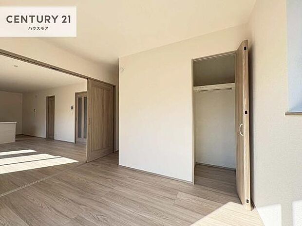 リビングと隣接した洋室です！家事の休憩スペースやキッズスペースとして活用するのもよさそうですね！