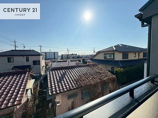 晴れた日には青い空を見渡せる開放的な時間を楽しめます。気持ちの良い風が通り抜ける街並みです！