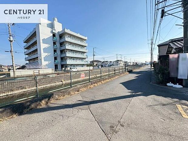 前面道路6ｍ！陽当り良好な立地です。車庫入れが苦手な方も安心ですね。