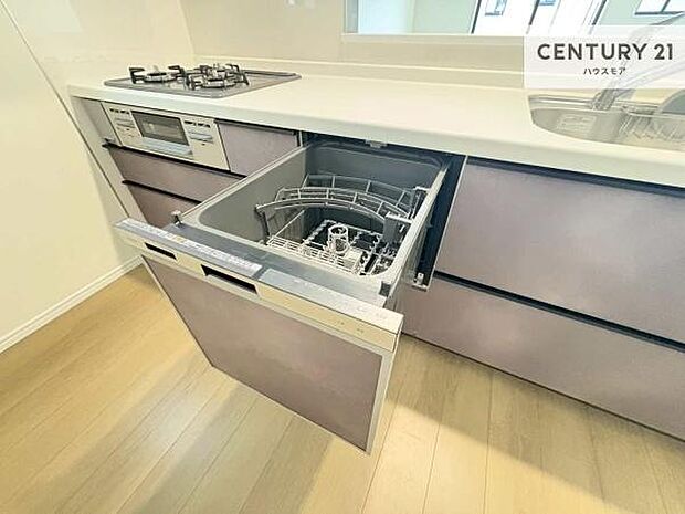 食洗機付きのキッチンです！忙しい時や手荒れ防止として大変活躍する便利な仕様です！ビルトインなのでキッチンの場所を取らず調理スペースを広く使うことが出来ます！