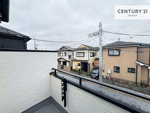 落ち着きある住宅街です！周囲には高い建物がなく、空が広く開放感があり、陽当たりを大きく遮られることもありません！気持ちの良い風が通り抜ける街並みです！