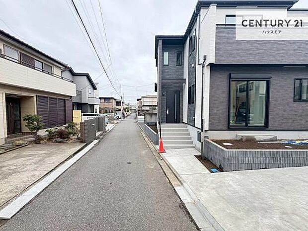 前面道路は4ｍ×4ｍ！陽当り良好な立地です。車庫入れが苦手な方も安心ですね。