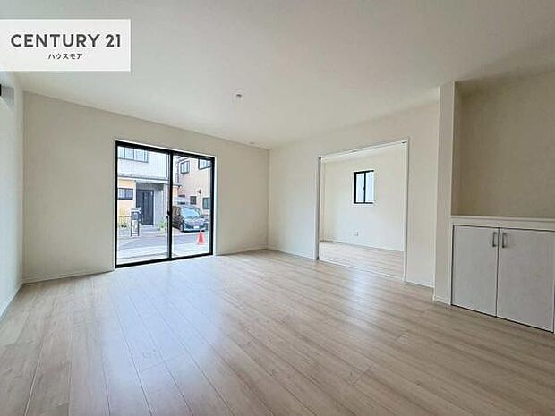 優しい陽だまりがリビングを包んでくれて居心地の良い空間を演出してくれます！くつろぎの時間を過ごせます！