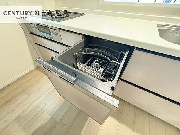 食洗機付きのキッチンです！忙しい時や手荒れ防止として大変活躍する便利な仕様です！ビルトインなのでキッチンの場所を取らず調理スペースを広く使うことが出来ます！