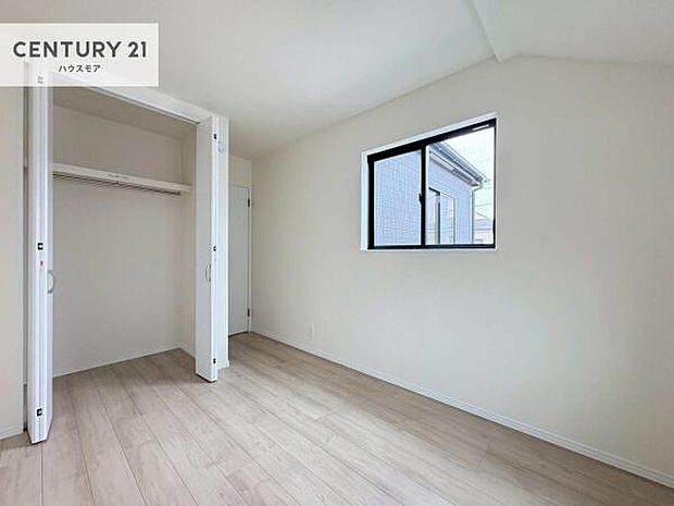 掃き出し窓がないお部屋は、お子様のお部屋としても安心です！収納スペースも充実しているので散らかったお部屋をサッと片付けられます！