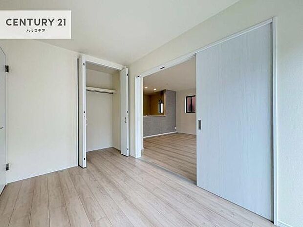 洋室は子供部屋や寝室、色々と用途多彩に利用できますね。収納力もたっぷりなので、広々気持ちよく過ごすことができます。