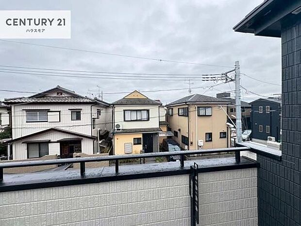 晴れた日には青い空を見渡せる開放的な時間を楽しめます。気持ちの良い風が通り抜ける街並みです！