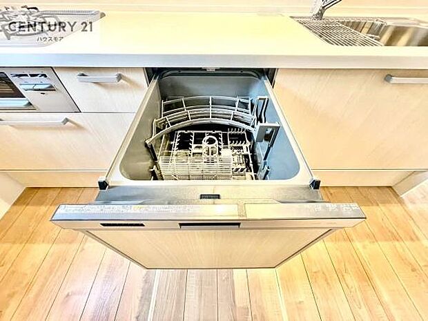 食洗機付きのキッチンです!忙しい時や手荒れ防止として大変活躍する便利な仕様です!ビルトインなのでキッチンの場所を取らず調理スペースを広く使うことが出来ます!