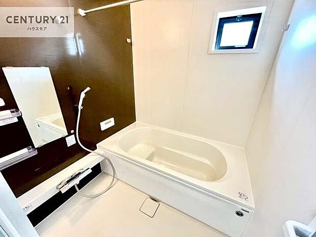 落ち着きある大人の雰囲気のバスルームは、味が出ていてバスタイムが充実!お仕事頑張っているご褒美にお好みの匂いの入浴剤を入れて、楽しんでみてはいかがでしょうか?