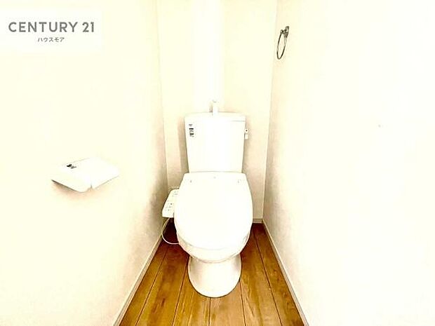 1・2階にトイレがございます!朝の忙しい時間帯も待たずにすみそうですね。白を基調とした清潔感のあるトイレでお手入れがしやすいです!