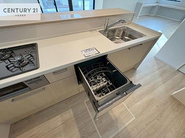 食洗機付きのキッチンです!忙しい時や手荒れ防止として大変活躍する便利な仕様です!ビルトインなのでキッチンの場所を取らず調理スペースを広く使うことが出来ます!