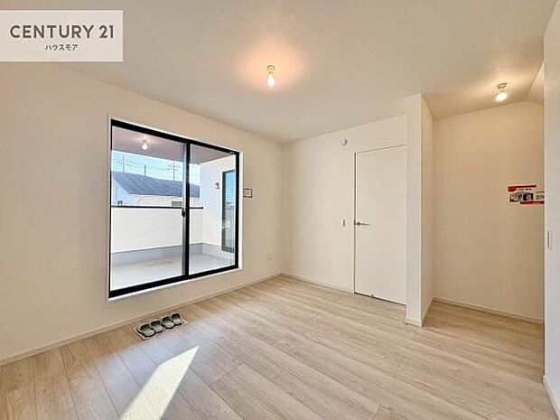 バルコニーに面している洋室です。明るく温もりがあり、換気もしっかりできます!朝起きて、外に出て背伸びをしつつ深呼吸をし良い朝を迎え入れることができます。