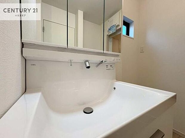 三面鏡仕様の洗面所は、身だしなみがしやすい造り!裏は収納になっています。ドライヤーやお化粧道具を片付けられるので洗面台周りをスッキリと見せることが出来ます!