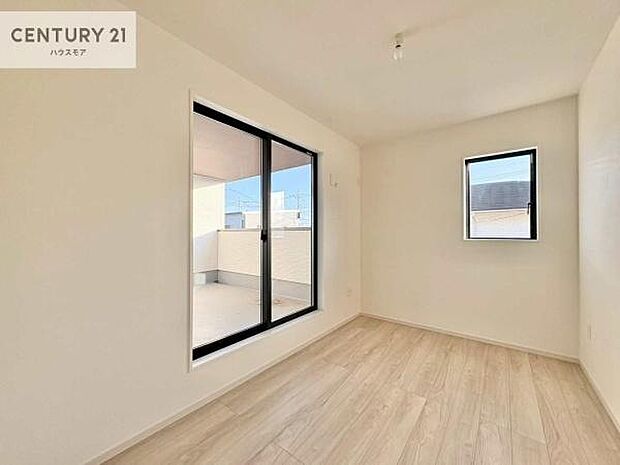 明るい室内は、風通しも良く、明るく大変居心地の良い空間となっております。リラックスして過ごせる心地の良いお部屋です!朝の目覚めがスッキリしますね!