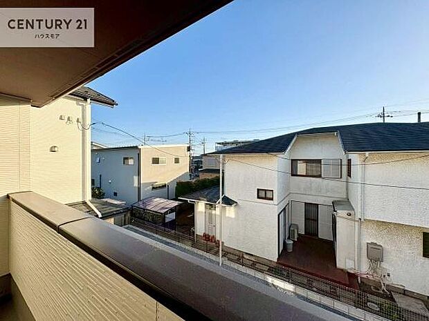 晴れた日には青い空を見渡せる開放的な時間を楽しめます。気持ちの良い風が通り抜ける街並みです!