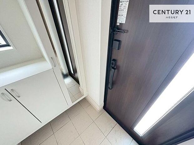 シューズボックス付きなので、玄関が片付きお掃除がしやすいです!スッキリした玄関で戸を開けた瞬間、清潔感のある心地いい空間が出迎えてくれます。