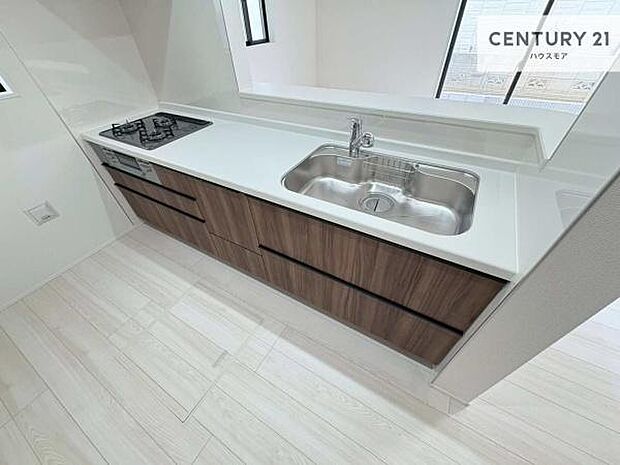 大人気の対面式システムキッチンを採用しています!ご家族のコミュニケーションが自然と増える設計です。お子様にも目が届くので嬉しいですね!広々使えて快適に作業が進みます。