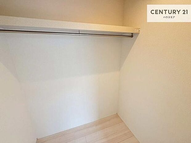 ウォークインクローゼット付きです。たくさんのお洋服などを収納しておけそうですね!他にも扇風機や加湿器など季節物の大きな家電も収納できます!