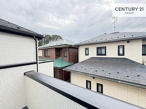 広々としているバルコニーです!お洗濯物を干すのはもちろん風に当たりながらくつろぎタイムが送れます!