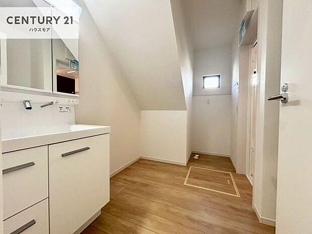 身なりを整える洗面所は、清潔感が大事です!水周りの清潔感のある雰囲気を演出!気持ちよくお使いいただけます。広々したスペースも嬉しいですね!