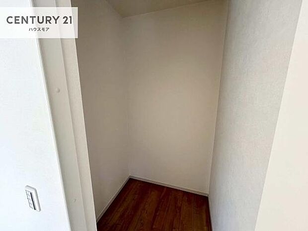 ウォークインクローゼット付きです。たくさんのお洋服などを収納しておけそうですね!他にも扇風機や加湿器など季節物の大きな家電も収納できます!