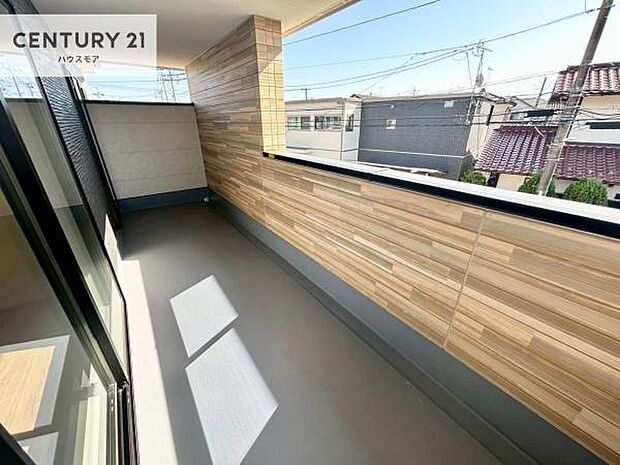 広々としたバルコニーで一日の始まりをスタート!お洗濯ものをたっぷり気持ちよく干せます!