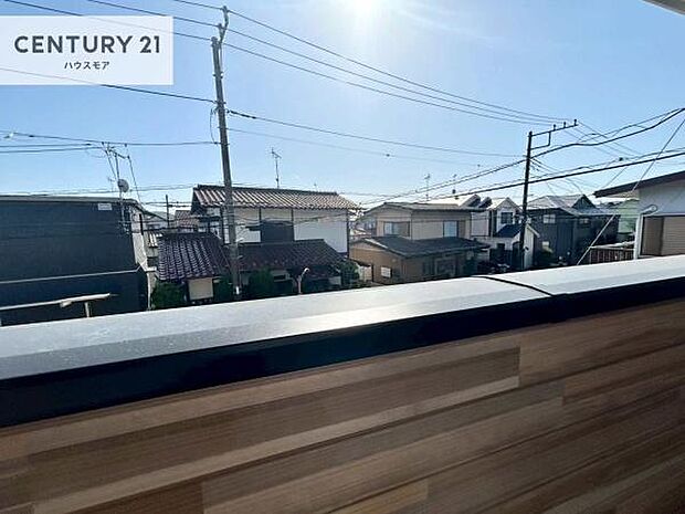 晴れた日には青い空を見渡せる開放的な時間を楽しめます。気持ちの良い風が通り抜ける街並みです!