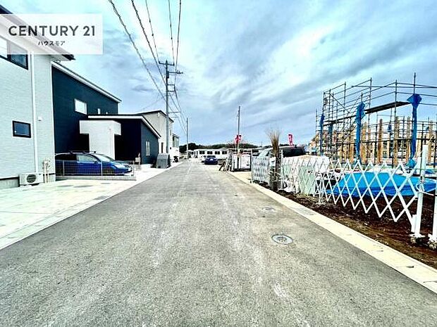 前面道路6m×7.3m!陽当り良好な立地です。車庫入れが苦手な方も安心ですね。