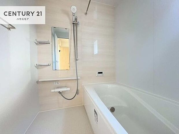 落ち着きある大人の雰囲気のバスルームは、味が出ていてバスタイムが充実!お仕事頑張っているご褒美にお好みの匂いの入浴剤を入れて、楽しんでみてはいかがでしょうか?