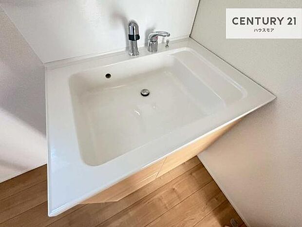 深い洗面台ボウルは、水が跳ねにくいのでお手入れが楽々!清潔感が保てます!キレイな洗面所で自分磨きのモチベーションが上がりますね!