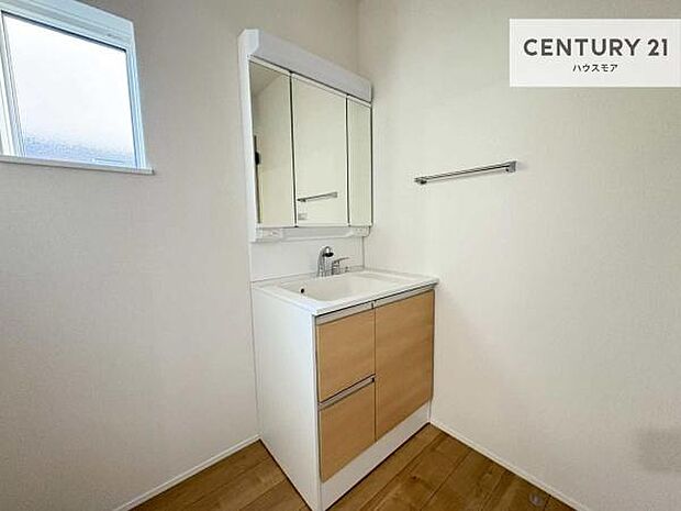 身なりを整える洗面所は、清潔感が大事です!水周りの清潔感のある雰囲気を演出!気持ちよくお使いいただけます。