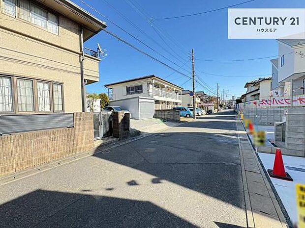 前面道路6m!陽当り良好な立地です。車庫入れが苦手な方も安心ですね。