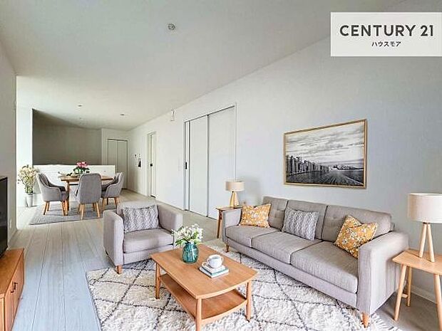 家具はCGパースです。心地良いリビングは家族が自然と集まります。家族団欒の時間が増えそうです。ご家族と、より一層充実した時間を過ごせそうですね。