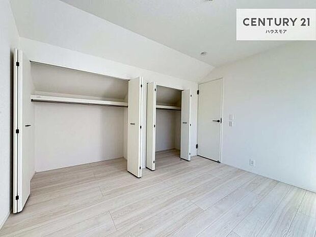 収納力のある洋室です。お部屋もすっきり広々と使えて気持ちが良いです!キレイな明るいお部屋で過ごすのは、更にのんびりゆっくりできますね!