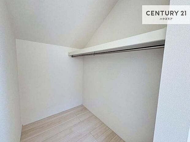 ウォークインクローゼット付きです。たくさんのお洋服などを収納しておけそうですね!他にも扇風機や加湿器など季節物の大きな家電も収納できます!