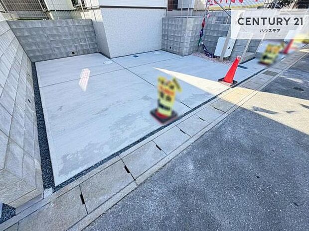 駐車スペースは2台分あります!セカンドカーはもちろん、バイクや自転車なども置き場所に困りません。