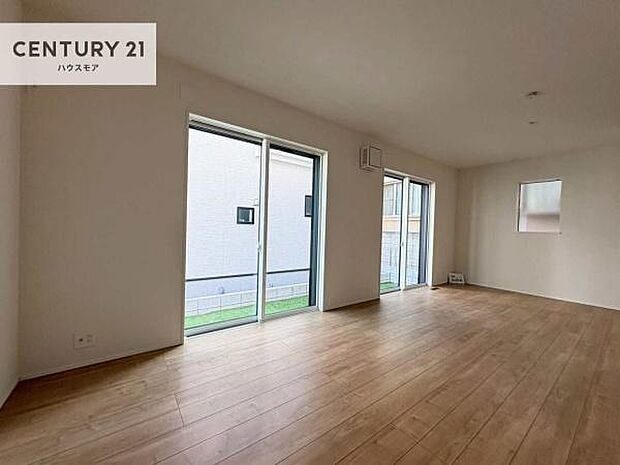 大きな窓からたっぷりの陽ざしが入る明るいリビング。開放感のあるリビングで家族団らんのくつろぎの時間を過ごせます!当日のご見学可能です!是非現地で陽当たりなどご体感くださいませ!