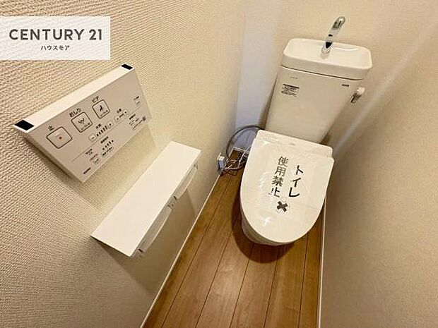 1・2階にトイレがございます!朝の忙しい時間帯も待たずにすみそうですね。白を基調とした清潔感のあるトイレでお手入れがしやすいです!