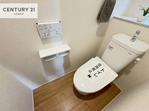 1・2階にトイレがございます!朝の忙しい時間帯も待たずにすみそうですね。白を基調とした清潔感のあるトイレでお手入れがしやすいです!