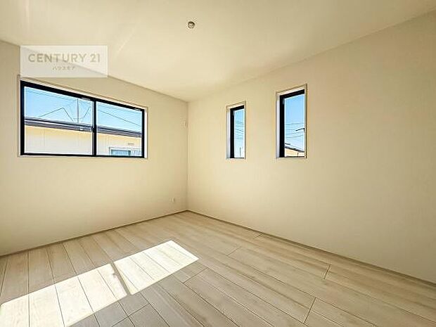 明るく風通しの良い居室です。「シンプル」にデザインされた室内。自由度が高いので家具やレイアウトでお好みの空間を創り上げられます。(同仕様)