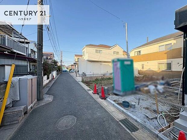 前面道路は4m!陽当り良好な立地です。車庫入れが苦手な方も安心ですね。