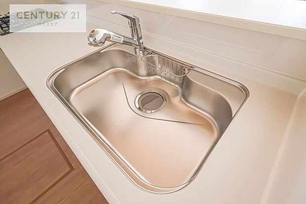 ワイドなシンクですね!水が跳ねにくく洗物がしやすい家事が楽々仕様のシステムキッチンです!デザイン性と機能性を兼ねたキッチンで清潔感がありますね!(同仕様)